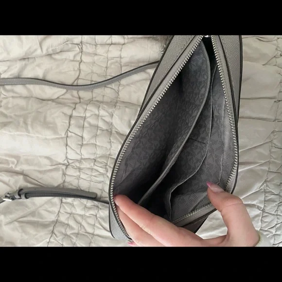 Michael Kors Jet Set Crossbody - Picture 4 of 9